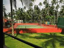 Tennisplatz und Freizeitbereich in der Omali Lodge Sao Tome