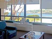 Pestana Bahia Praia Hotel auf São Miguel, gemütliche Lounge mit Panoramablick auf das Meer und die Küste – perfekte Wohlfühloase für entspannte Urlaubstage.