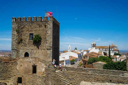 Burg und historische Altstadt von Monsaraz im Alentejo mit Stadtmauer und weiß getünchten Häusern.