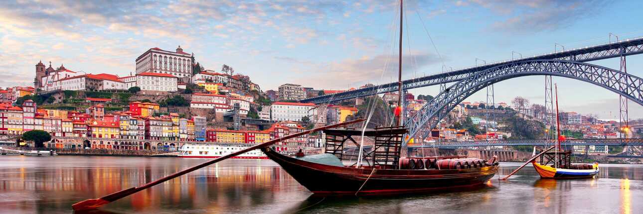 Ausflugsboote auf dem goldenen Fluss "Douro" der durch Porto fließt.