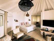 Bom Bom Resort Principe – stilvolles und gemütliches Resort-Zimmer mit tropischem Flair und modernem Komfort, ideal für erholsame Urlaubstage mit picotours.