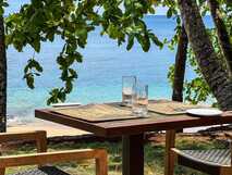 Bom Bom Resort Principe, idyllisches Strandrestaurant mit Meerblick und entspannter Atmosphäre am Wasser.