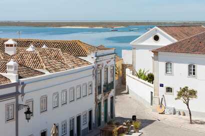 Kleine Ortschaft entlang der Gassen erkunden - in Portugal auf der Ecovia do Litoral
