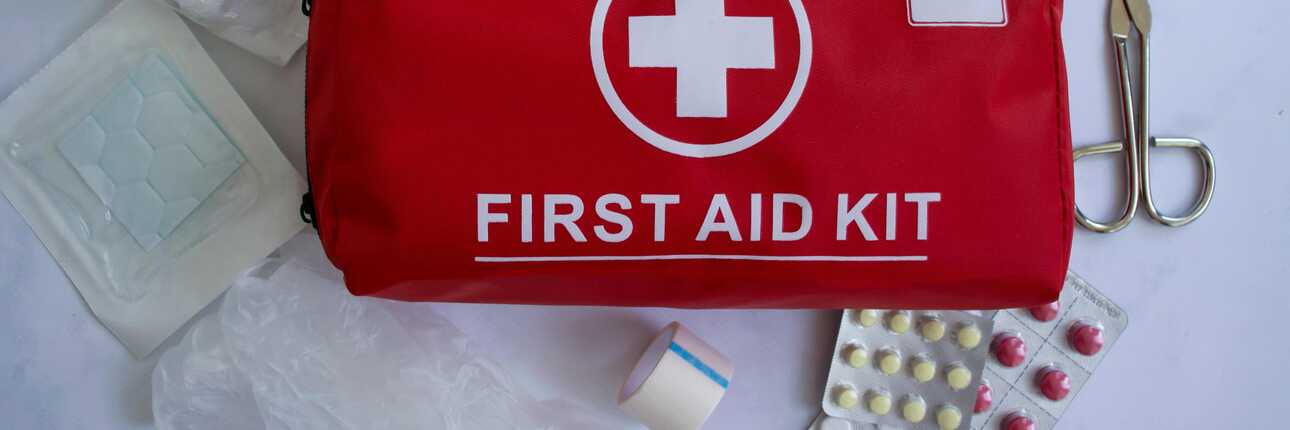 Ein Erste-Hilfe-Set mit Verbandsmaterial und Medikamenten für Reisen auf die Kapverden.