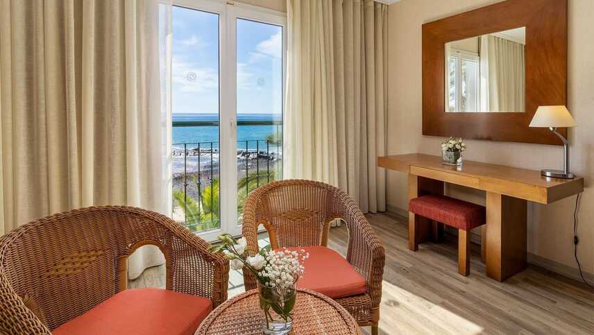 Room-seaview-2