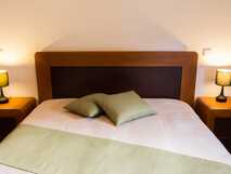 Sitio da Assumada auf Flores – gemütliches Doppelbett mit warmem Licht und moderner Einrichtung.
