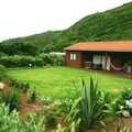 Sitio da Assumada auf Flores, idyllische Holzbungalows mit großzügigem Garten und Bergsicht.