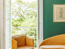 Solar do Cantos Botanic House – stilvolles Interieur mit gemütlichen Sitzmöbeln und Blick ins grüne Paradies auf São Miguel.