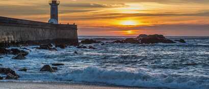 An der Praia do Carneiro in Porto schaffen der goldene Sandstrand und das ruhige, klare Wasser eine Oase der Entspannung