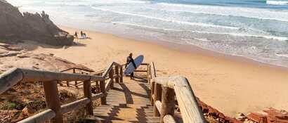 Der Galé Beach lockt mit weiten Sandstränden und idealen Wellen zum Surfen.