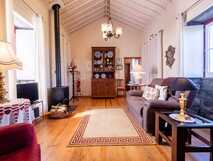 Tradicampo - Casa da Fonte auf Sao Miguel, gemütlicher Wohnbereich mit traditionellem Ambiente und liebevoller Einrichtung für entspannte Ferientage.
