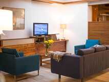 Residencial Alcides auf Sao Miguel – Gemütlicher und stilvoll eingerichteter Wohnbereich zum Entspannen bei picotours.