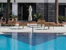 Hotel Azoris Royal Garden, Sao Miguel – Ruhige Pool-Landschaft mit modernen Loungemöbeln und entspannter Atmosphäre für erholsame Urlaubsmomente.