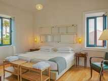 Herdade do Ananas auf Sao Miguel, stilvolles und gemütliches Zimmer mit natürlichem Licht und modernem Komfort – perfekter Rückzugsort für Ihren Urlaub bei picotours.