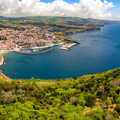 Panoramablick vom Monte Brasil auf die UNESCO-Welterbestadt Angra do Heroísmo, den Yachthafen und die Küste der Azoreninsel Terceira.