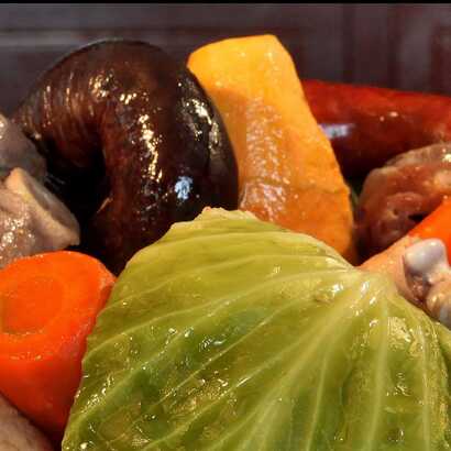 Cozido– Genussvolles traditionelles Gericht mit frischem Gemüse und herzhaftem Fleisch, perfekt für athentische Geschmackserlebnisse