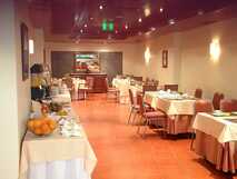 Hotel Camoes auf Sao Miguel, einladender Frühstücksraum mit abwechslungsreichem Buffet und gemütlicher Atmosphäre – perfekt für einen gelungenen Start in den Tag.