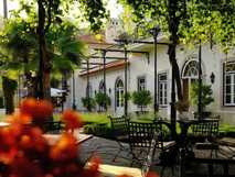 Vintage House in Pinhão-Hotelfassade mit dem Blick auf die Hotelterrasse