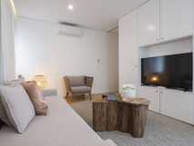 Aqua Populo Eco Village auf Sao Miguel, stilvoll eingerichtetes Wohnzimmer mit natürlichem Design und modernem Komfort für entspannte Urlaubsstunden.