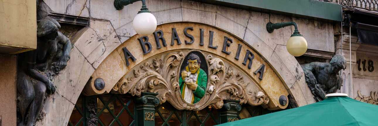 Fassade eines Cafés mit dem Namen A Brasileira