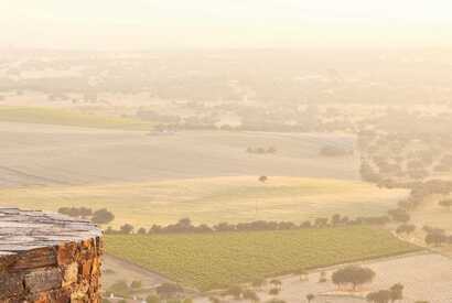 Paar genießt Ausblick auf Unesco-Weltkulturerbestätten beim Urlaub in und um Lissabon
