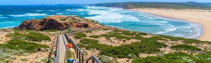 Holzstege durch die Dünen mit Blick auf die Buchten auf dem Fischerpfad Portugal