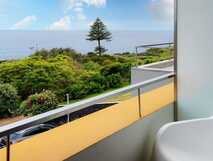 ANC Experience Resort auf Sao Miguel, entspannter Meerblick vom Balkon mit moderner Ausstattung und grüner Landschaft – perfekter Ort zum Abschalten.