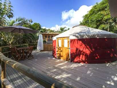 Azul Singular auf Faial: Rote Glamping-Yurte mit Holzterrasse im tropischen Garten – einzigartiges Naturerlebnis auf den Azoren