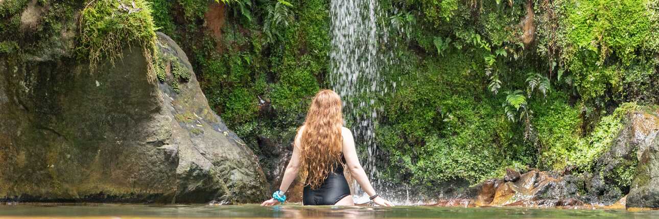 Tropisches Badevergnügen im Regenwald von Sao Miguel