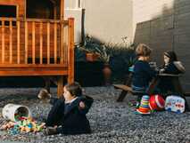 Kinder spielen in der kleinen Außenecke der Casa Contador – ideal für Familien mit Kindern.