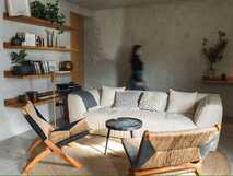 Gemütliches Wohnzimmer mit Bücherregal, bequemer Couch und stilvoller Beleuchtung in der Casa da Ilha.