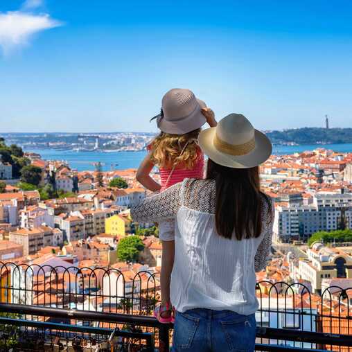 Lissabon oder Porto? Hier blicken Mama und Kind auf Lissabon