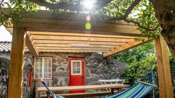 Hotel-aldeia-dos-caldeiroes-holzpergola-haengematte