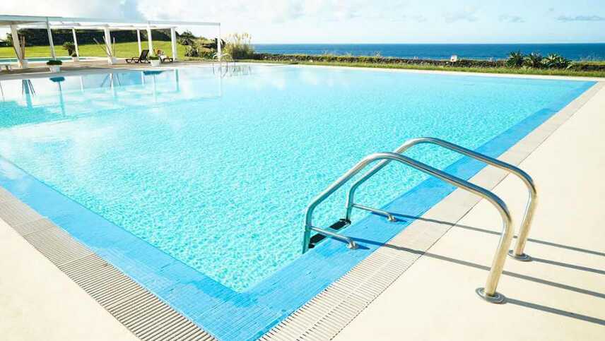 Hotel-anc-experience-resort-pool-meerblick