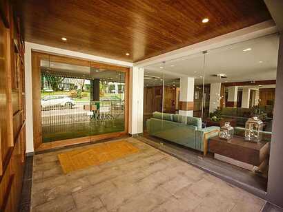 Eingangsbereich und Lobby des modernen Hotel Cruzeiro auf Terceira mit Glasfront, Holzakzenten und gemütlicher Sitzecke