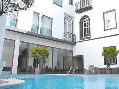 Hotel do Colegio auf Sao Miguel, einladender Außenpool in historischem Ambiente für erholsamen Urlaub.