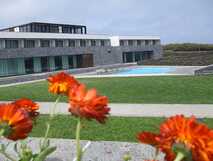 Hotel Graciosa auf Flores – modernes Hotel mit großzügigen Grünflächen und einladendem Pool.