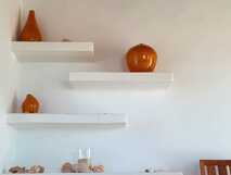 Guesthouse Spinguera Ecolodge auf Boa Vista, Wandregale mit traditioneller Keramik und maritimen Dekoelementen – harmonisch und einladend für entspannte Urlaubsatmosphäre.