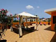 Sonnige Terrasse und Liegen auf dem Dach von Kira's Boutique Hotel
