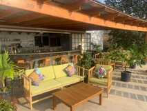 La Fora Ecolodge auf Fogo - Genießen Sie die Zeit an der Poolbar mit Naturholz-Möbeln, bunten Kissen in entspannter Atmosphäre