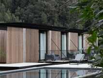 Landscape Furnas: Modernes Naturhotel auf São Miguel mit Holzfassade, Poolbereich und ruhiger Lage am Waldrand