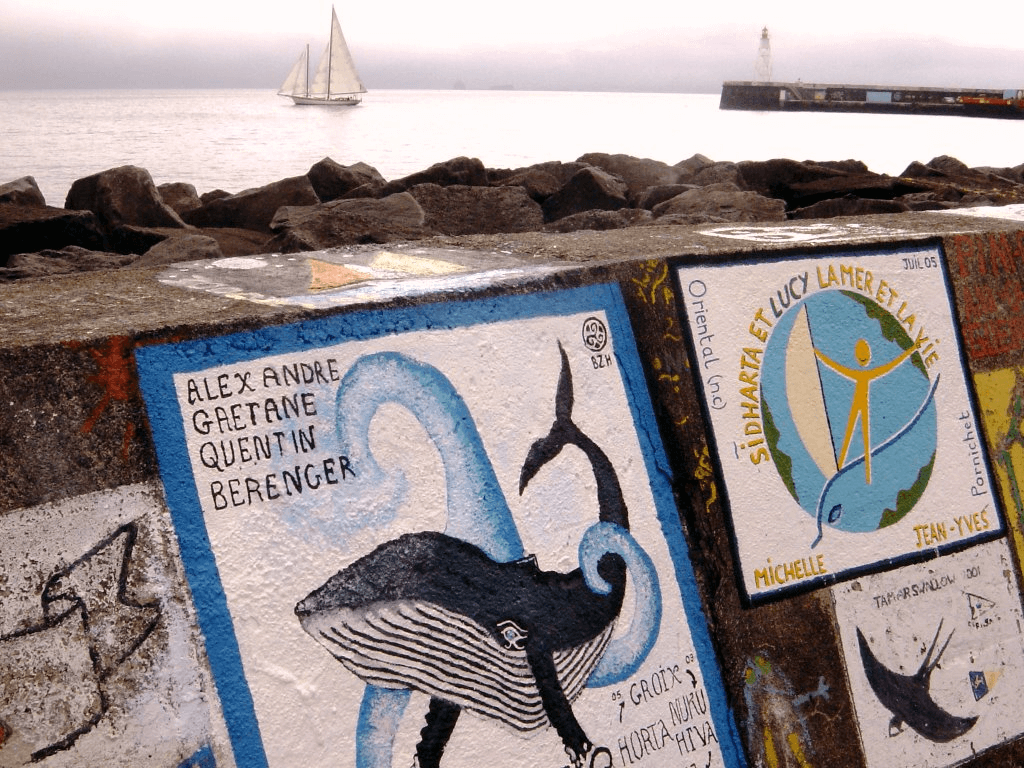 Die bunt bemalte Kaimauer von Horta auf der Azoreninsel Faial