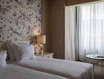 Pestana Bahia Praia Hotel auf Sao Miguel, gemütliches und stilvolles Doppelzimmer mit floralem Design und viel natürlichem Licht, ideal für entspannte Urlaubstage.