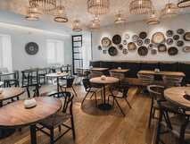 Sensi Azores Nature & Spa auf Sao Miguel – stilvolles, gemütliches Restaurant mit natürlichem Ambiente und modernem Design.