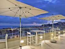 Restaurant im Turim Santa Maria Hotel mit Glasfront und Blick auf Funchal bei Sonnenuntergang