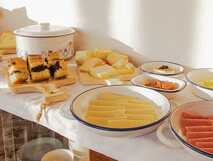Herdade do Ananas auf Sao Miguel, liebevoll angerichtetes Frühstücksbuffet mit frischen regionalen Spezialitäten für einen genussvollen Start in den Urlaub.