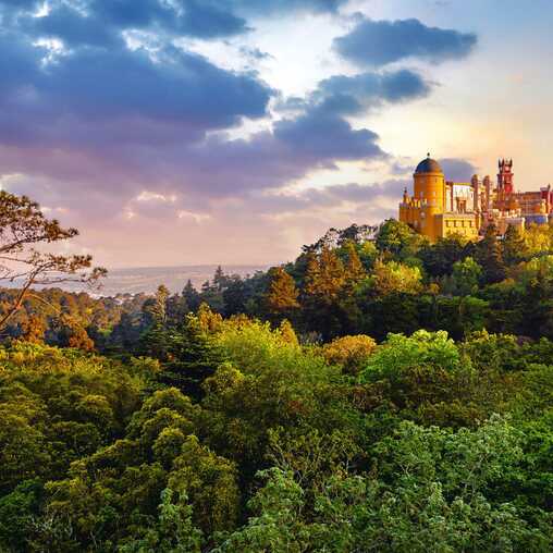 Gebirge leuchten in der Sonne gelb und rot.
