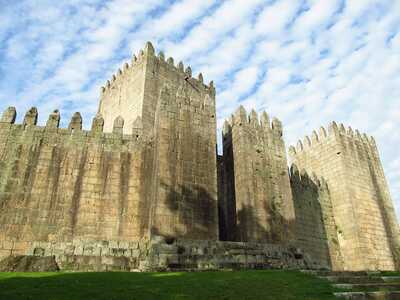 majestätisch und massiv sieht man die Burg von Guimaraes