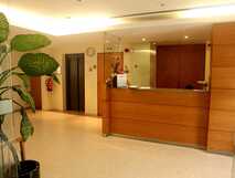 Hotel Matriz auf Sao Miguel, einladender Empfangsbereich mit moderner Holztheke und freundlichem Ambiente für einen perfekten Start in Ihren Urlaub.