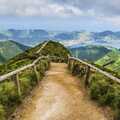 Aussichtsreiche Wege führen durch die Vulkanlandschaft von Sete Cidades auf Sao Miguel